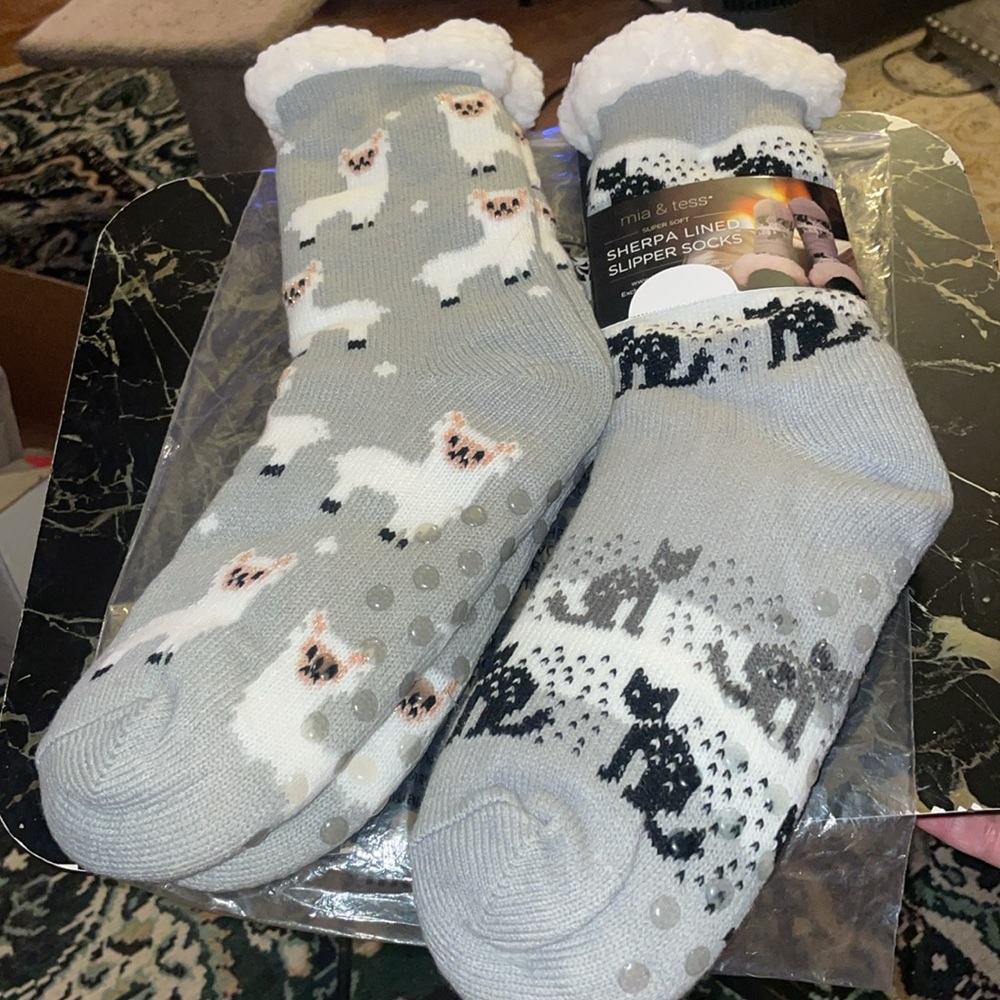 (2) pair of Sherpa Lined Socks Non-slip Soft Warm One Size Fits Most NEW